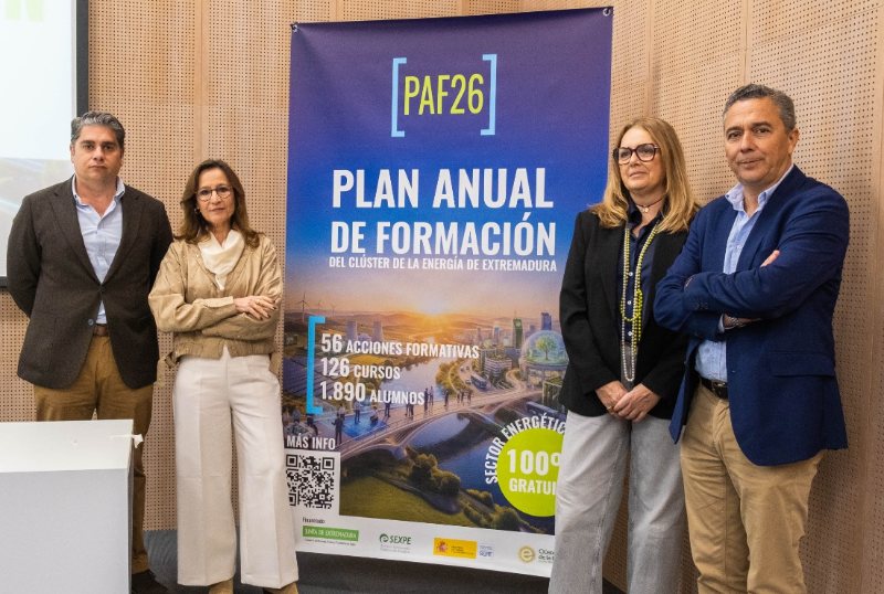 La secretaria general de Empleo y el presidente del Clúster de la Energía de Extremadura han presentado los objetivos y novedades del PAF26 en rueda de prensa